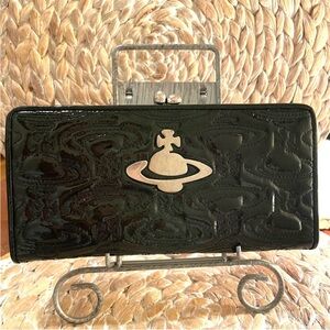 SOLD 🌺VIVIENNE WESTWOOD Black Patent   Embossed Kiss lock Clutch Wallet